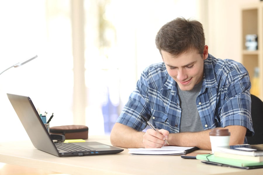 Exams men. Мужчина за столом. Человек сидит за столом. Студент за столом. Парень за столом.